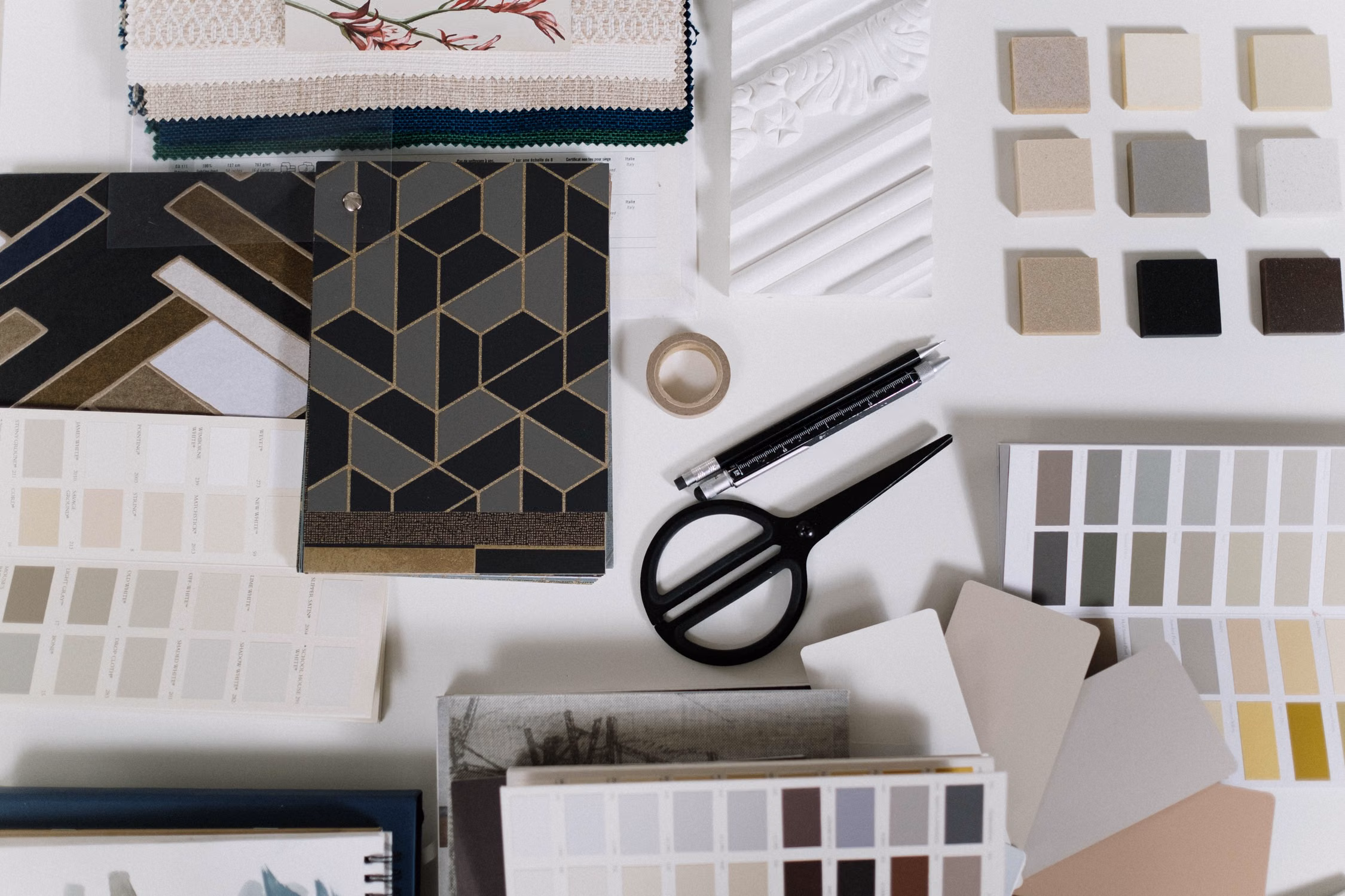 Materiali, colori e strumenti per il progetto degli interni