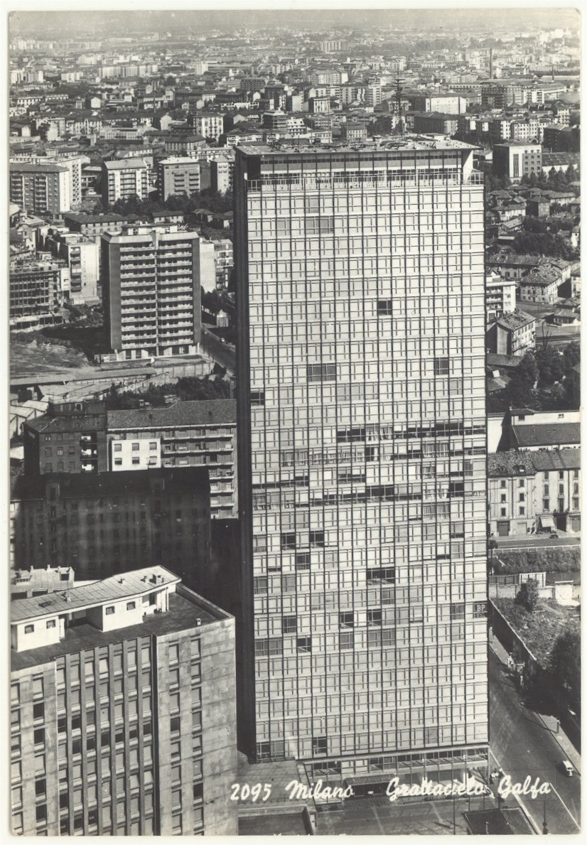 La Torre Galfa a Milano in una fotografia in bianco e nero del 1965
